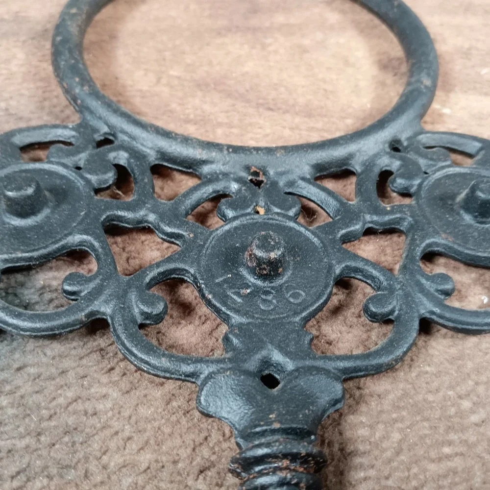 Vintage Cast Iron Skeleton Keys Wall Decor Set with Chain